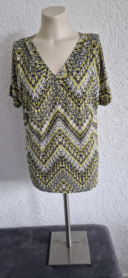 M - Shirt met V-hals met geel printje (1123sh) - Afbeelding 2