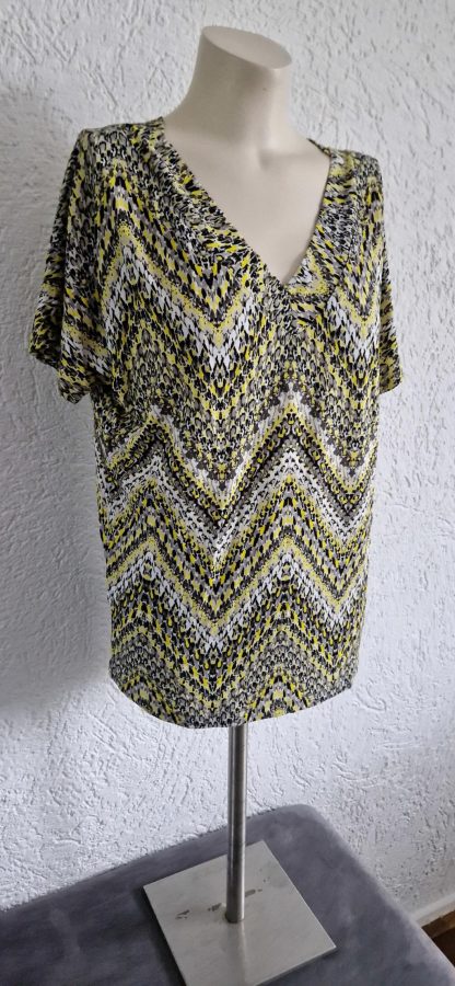 M - Shirt met V-hals met geel printje (1123sh)