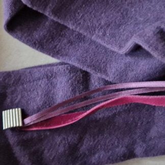 31/34 - Bijzonder kousen paars lintje vilt nieuw