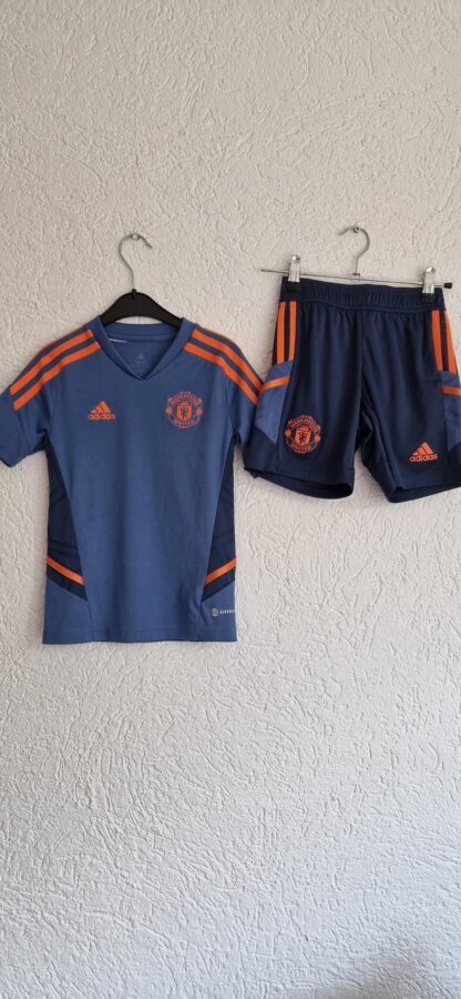 122 128 - Adidas set blauw Manchester (0824nat)
