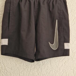128 - Nike sportbroekje zwart wit (0824nat)