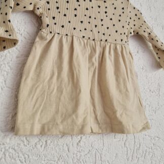 056 - Newborn jurkje en broekje beige hartjes (1024bak)