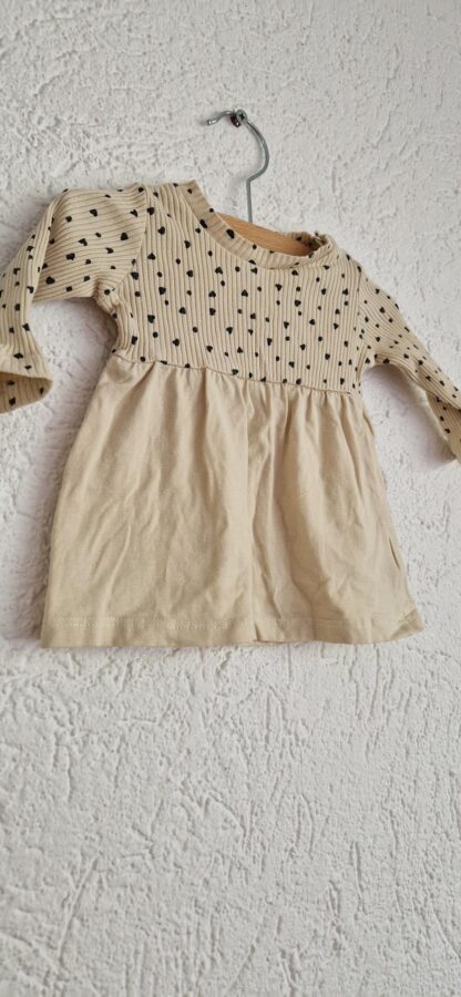 056 - Newborn jurkje en broekje beige hartjes (1024bak)