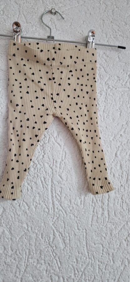 056 - Newborn jurkje en broekje beige hartjes (1024bak) - Afbeelding 2