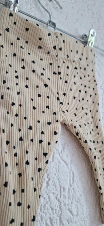 056 - Newborn jurkje en broekje beige hartjes (1024bak) - Afbeelding 3
