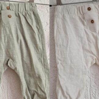062 - H&M broekje wit en mint 2 stuks (1024bak)