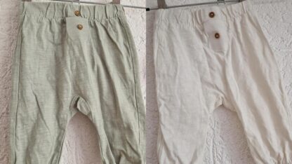 062 - H&M broekje wit en mint 2 stuks (1024bak)