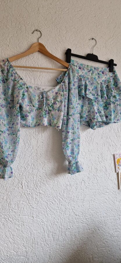34 – NA-KD top en shortrok bloementjes lila groen (1224did3)