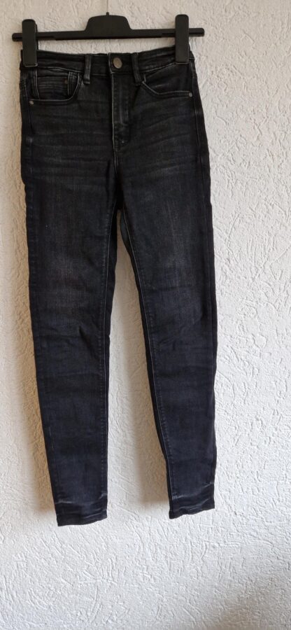 34 - Stradivarius jeans zwart regular waist (0125