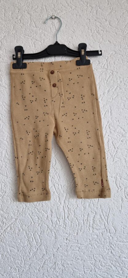 080 - Hema broekje knoopjes caramel (0125hat)