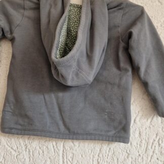 056 - Noppies muisgrijs vestjasje (0125hat)