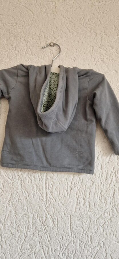 056 - Noppies muisgrijs vestjasje (0125hat)