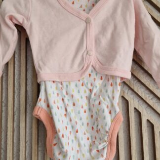 068 - Bolerovestje roze met romper (0325nic)