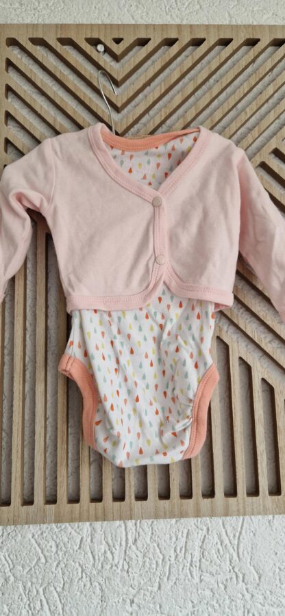 068 - Bolerovestje roze met romper (0325nic)