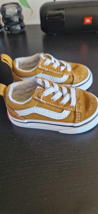 18 - Vans oker met wit instapmodel