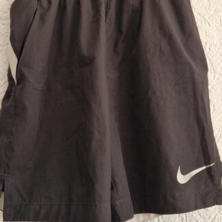 146 158 - Nike short zwart wit (0725bak)