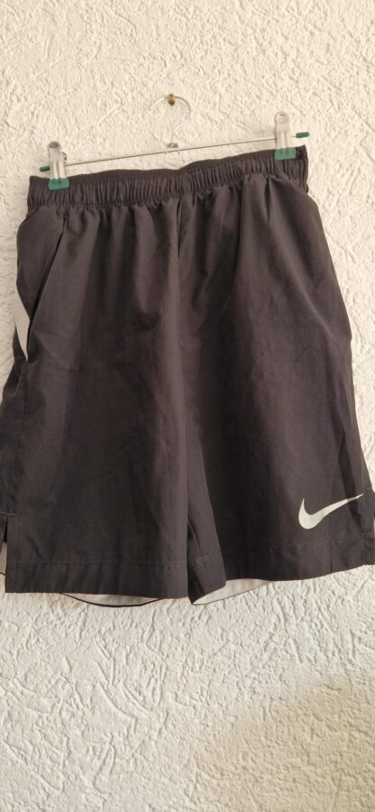 146 158 - Nike short zwart wit (0725bak)