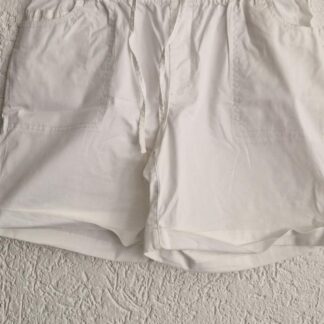 38 - Bonprix short wit (1025han)