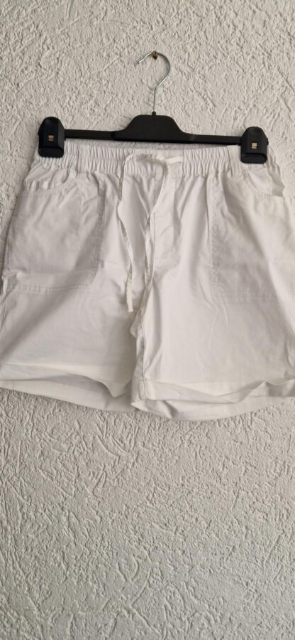 38 - Bonprix short wit (1025han)