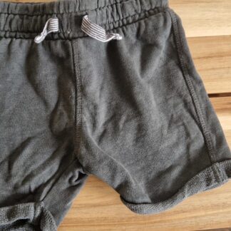 086 92 - Hema kort broekje grijs (1125nat)