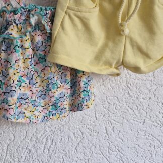 074 -  Zara setje top en pastelgeel broekje (1125gro)