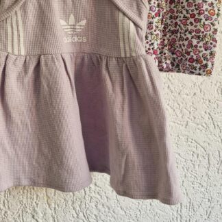 074 80 - Adidas jurkje lila met bloemenbroekje (1125gro)