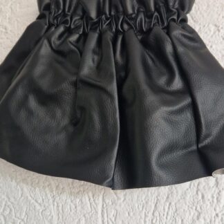 080 86 - PU rokje zwart plooien (1125nic)