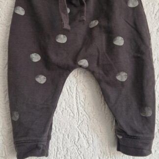 074 - Hema broekje grijs witte stippen (1125nic)