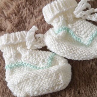 056 - Slofjes wit gehaakt met mintgroen (1125nic)