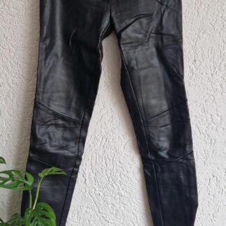 34 - Nikkie zwarte vegan leren broek (1225ang4)