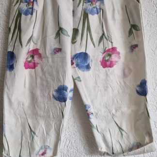 40 - Gebloemde bermuda wit kleur (0326ab)