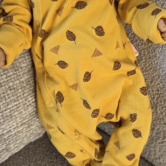 044 - Hema babypakje oker print (0326ut)