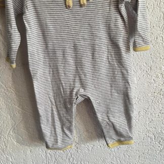 062 - Albetta pastelgeel/grijs pakje (0326ut)