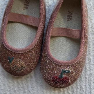 19 - Zara instappertje glitter roze