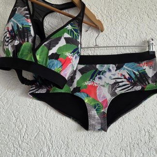 38 40 - Merk Bikini zwart fleurige bloemen (0526ab)