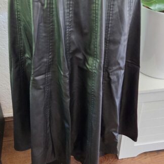 M - Vegan leren rok zwart wijd model (0826prv)